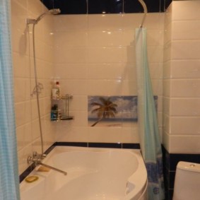 Rèm màu xanh trong phòng tắm