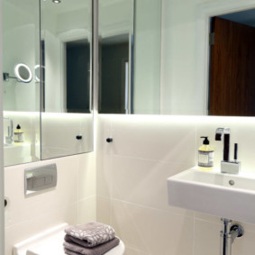 Tường gương trong nhà vệ sinh của một bảng điều khiển