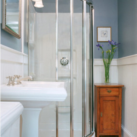 Hoa tươi trên đầu giường bằng gỗ