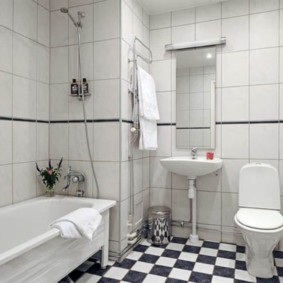 Sàn nhà màu đen và trắng trong phòng tắm kết hợp