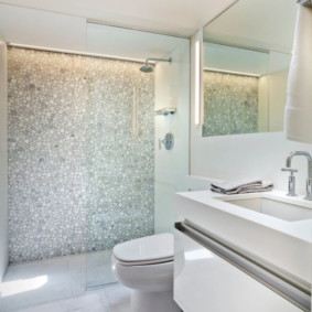 Gương lớn trong phòng tắm nhỏ