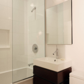 Đồ nội thất màu nâu trong một căn phòng sáng sủa