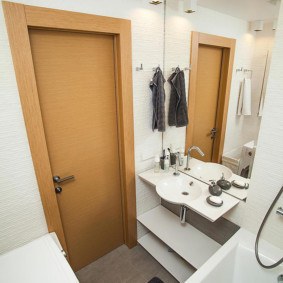 Cửa phòng tắm màu nâu