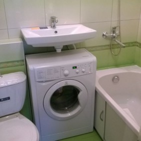 Nhỏ gọn dưới chậu rửa trong phòng tắm