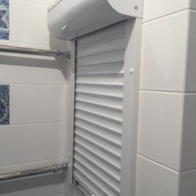 Volets en plastique dans une salle de bain séparée