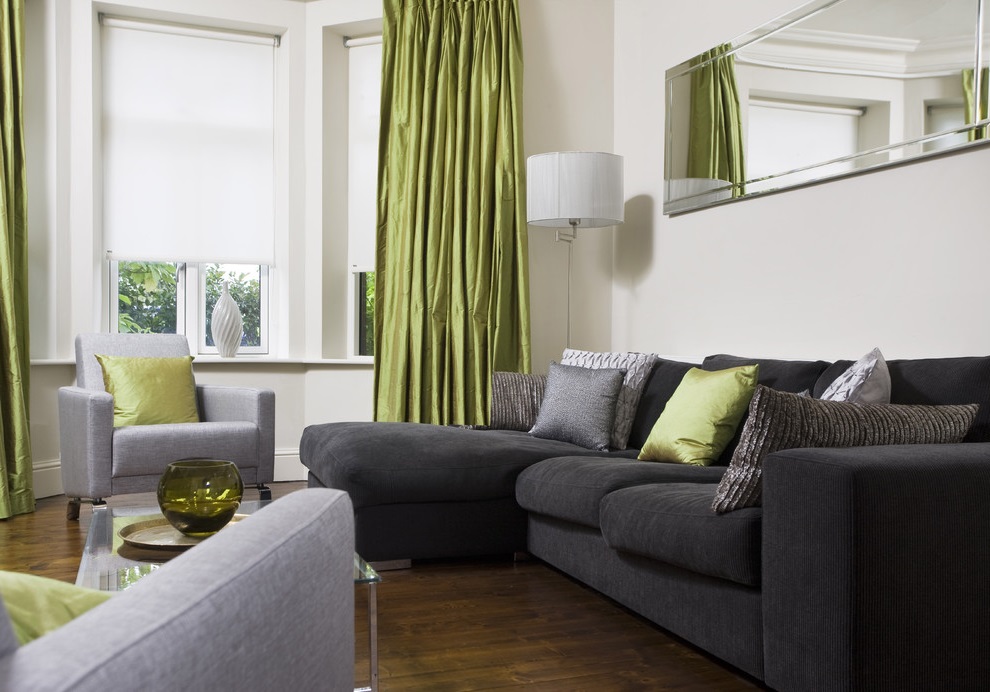 καθιστικό σε πράσινη διακόσμηση φωτογραφιών