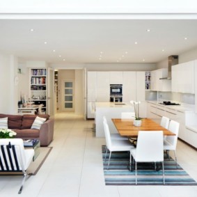 Weiße Möbel in der Wohnküche