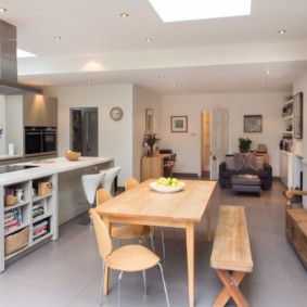 Esstisch aus Naturholz