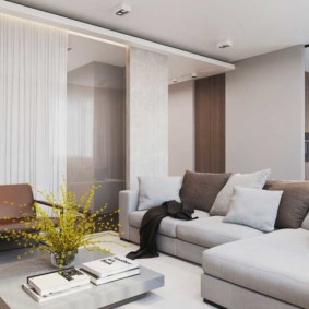 Lebende Zweige in einer Vase auf einem Couchtisch