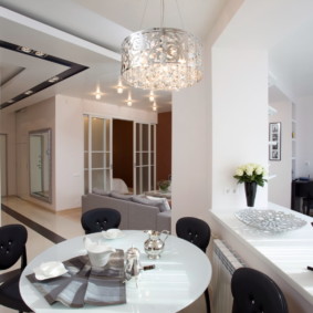 Esstisch in der Nähe der Bar