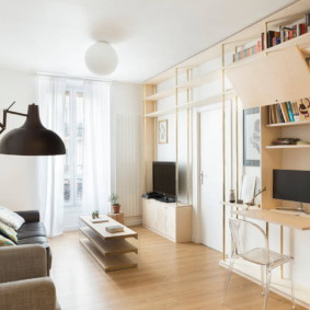 Arbeitsplatz in einem hellen Wohnzimmer