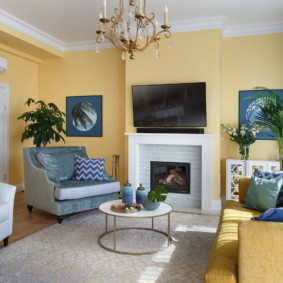 Gelber Wandwohnzimmerinnenraum