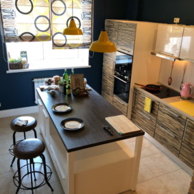 Küchendesign mit funktionaler Insel