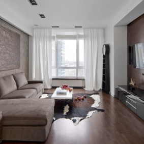 Weiße Vorhänge am Wohnzimmerfenster