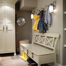 Bequeme Bank in einem geräumigen Flur