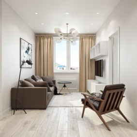 Braune Vorhänge in einem Raum mit weißen Wänden.