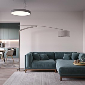 Stehlampe in der Sitzecke mit Ecksofa