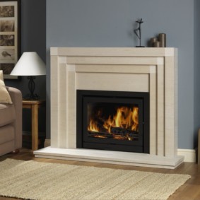 τζάκι στο εσωτερικό του διαμερίσματος φωτογραφία διαμέρισμα