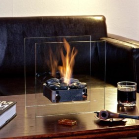 τζάκι στο εσωτερικό του διαμερίσματος