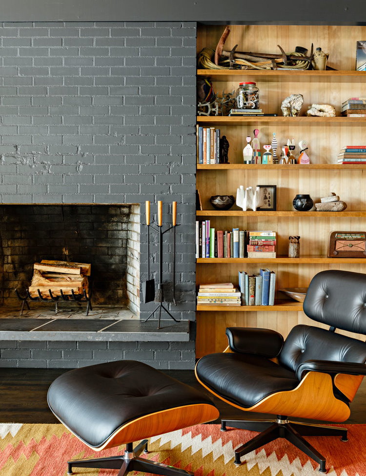 Portalul gri al unui șemineu din lemn în holul unei case private