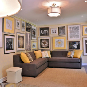 pinturas no canto da sala de estar