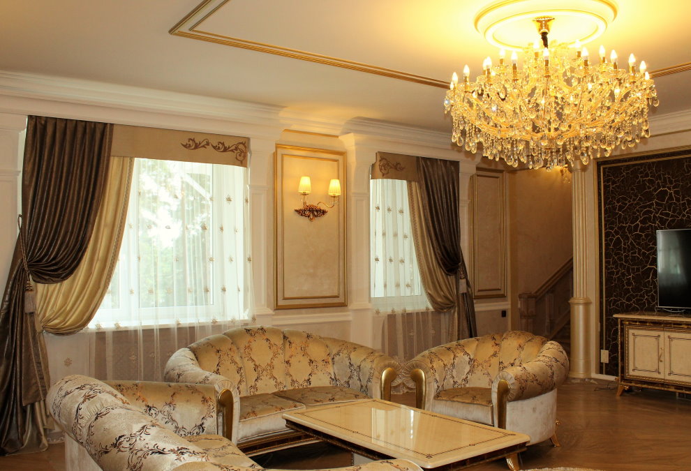 Doppie tende alle finestre della stanza con le scale