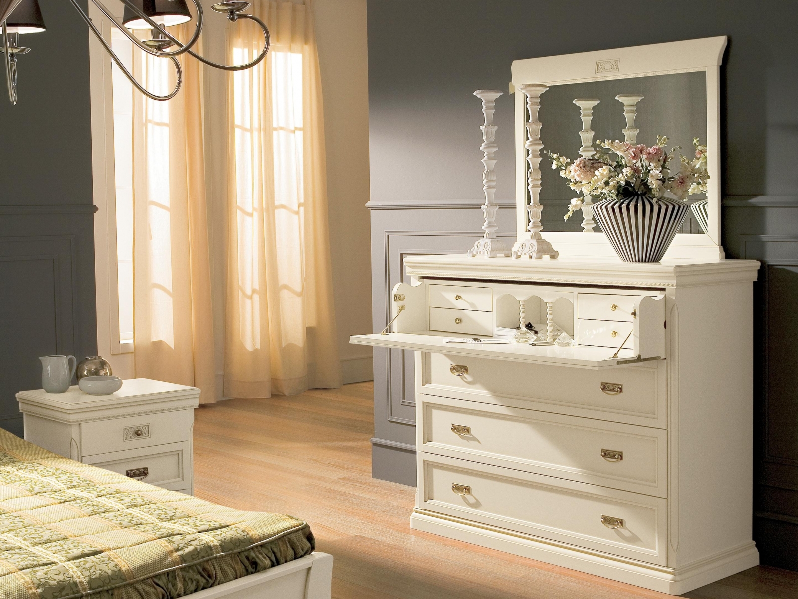 commode avec miroir dans les options de conception de la chambre