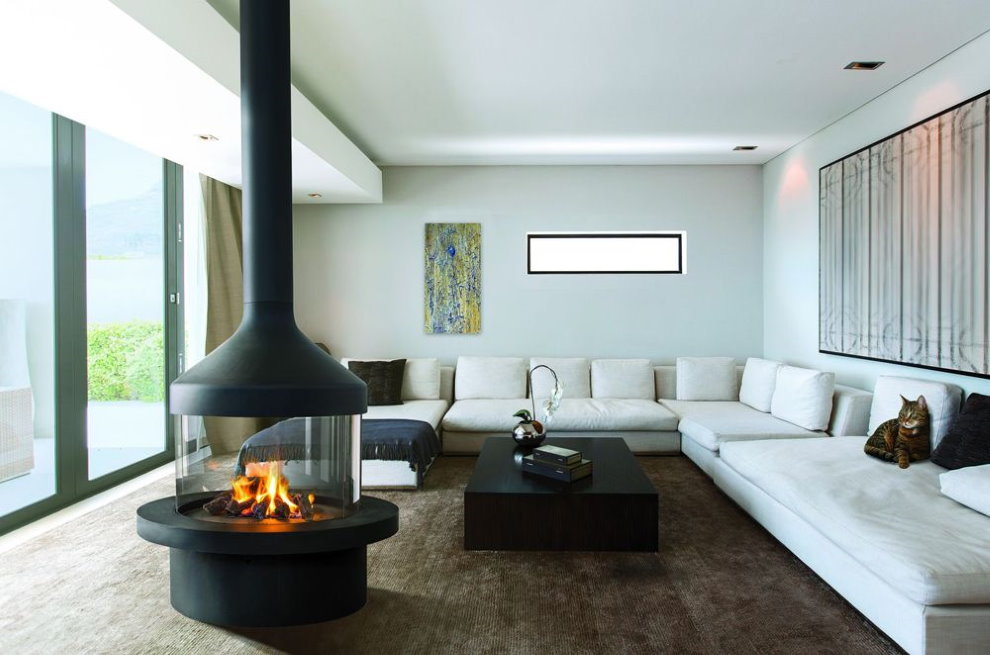 Șemineu rotund din metal și sticlă