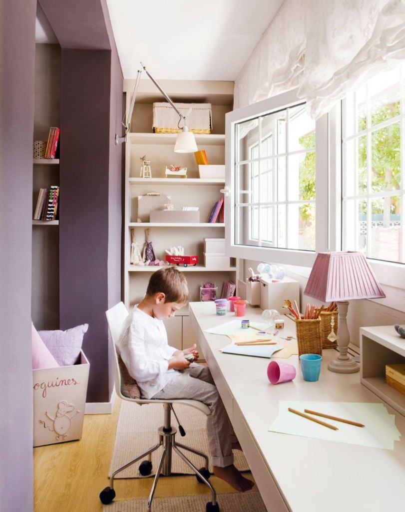 Arbeitsplatz eines Schülers auf einem verglasten Balkon