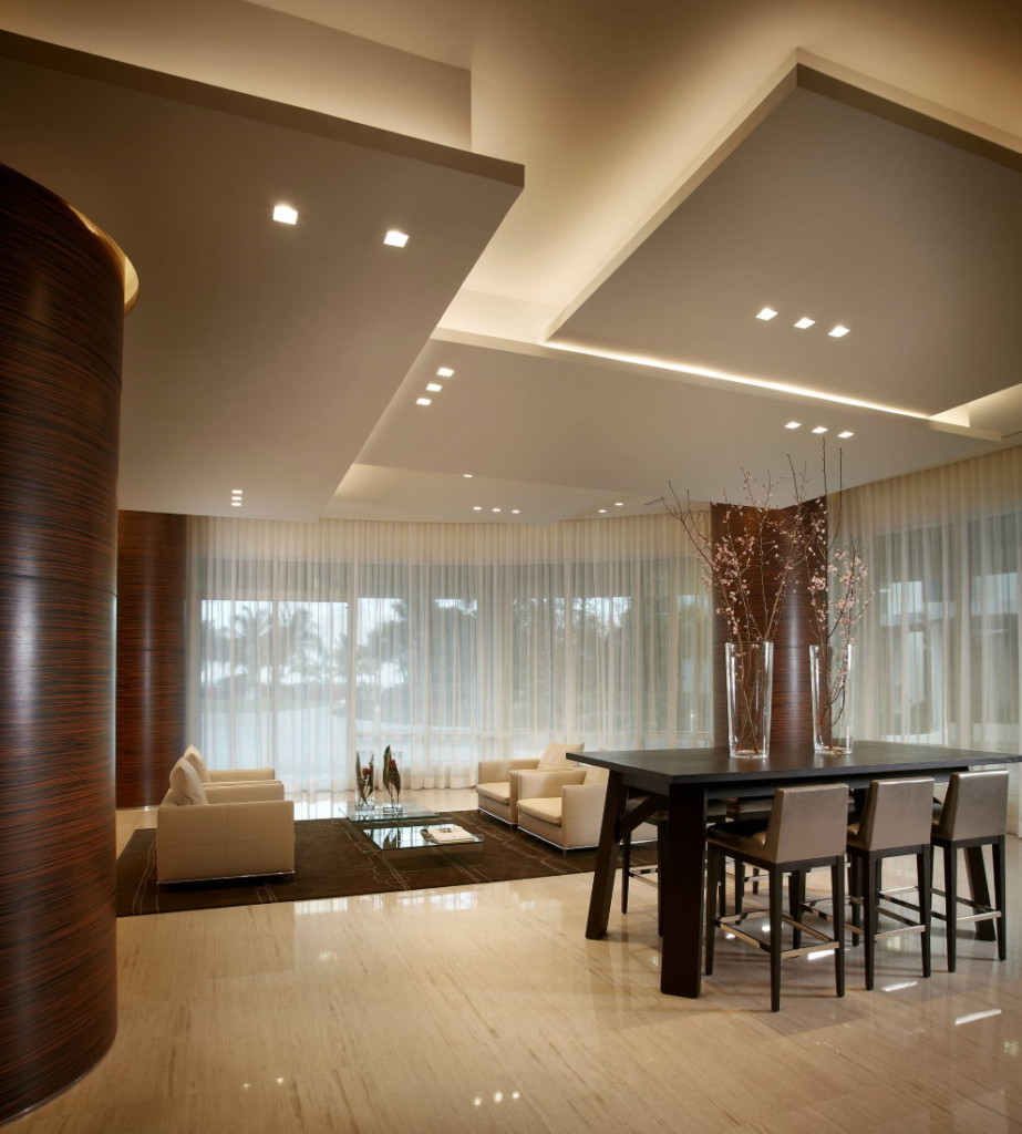 Özel bir evin salonunda çok seviyeli alçıpan tavan