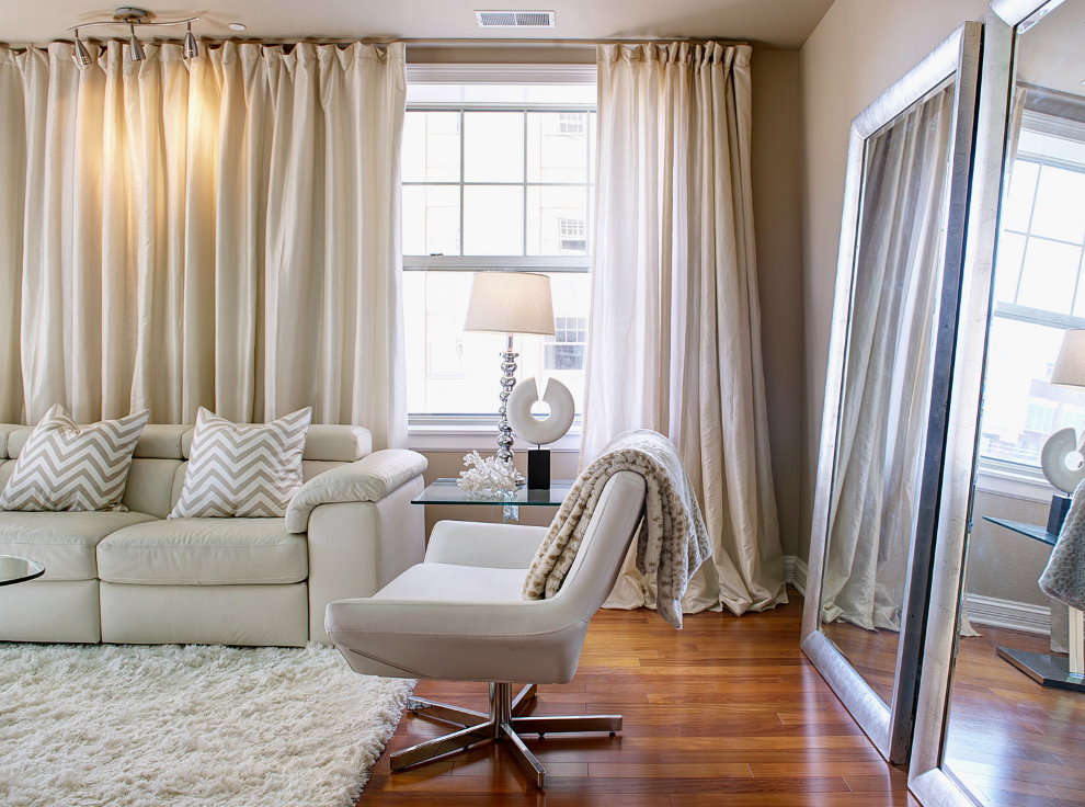 Tende di crema di latte alle finestre nella hall