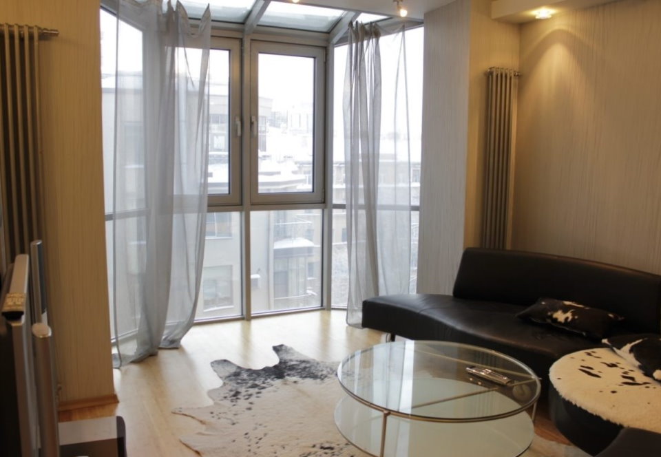 Rideaux lumineux sur une baie vitrée panoramique