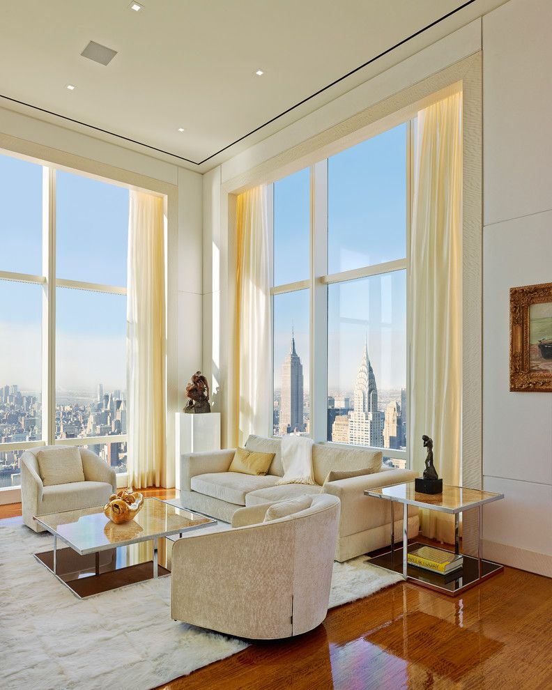 Grandes fenêtres dans le hall d'angle d'un immeuble de grande hauteur