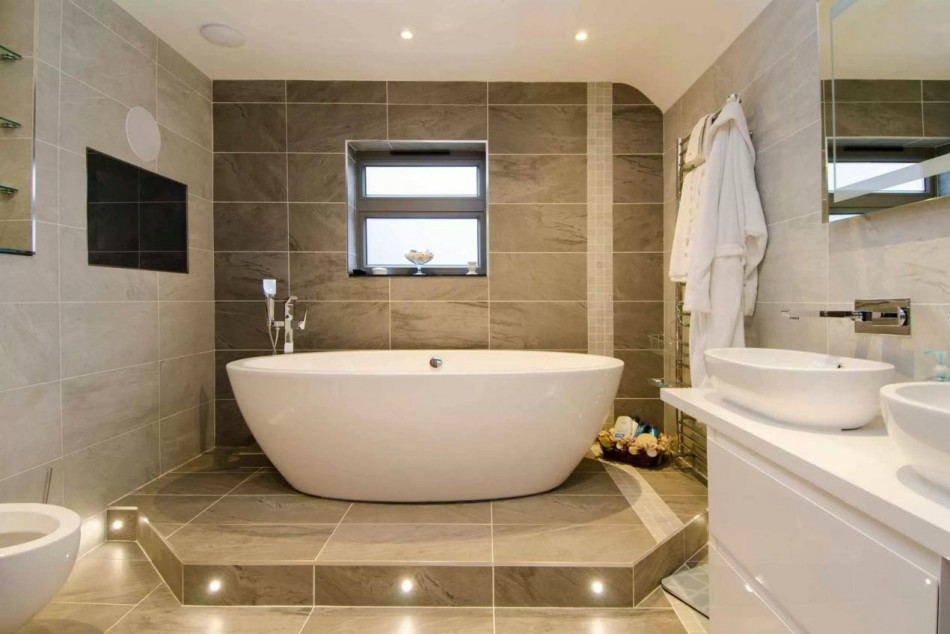 ไฟส่องสว่างของพื้นในห้องน้ำของบ้านในชนบท