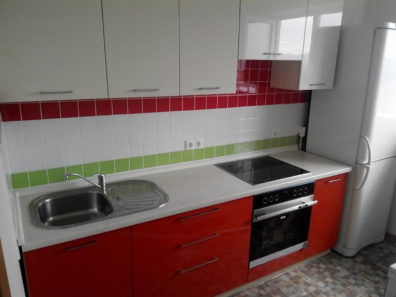 Casque d'écoute avec évier dans le coin de la cuisine