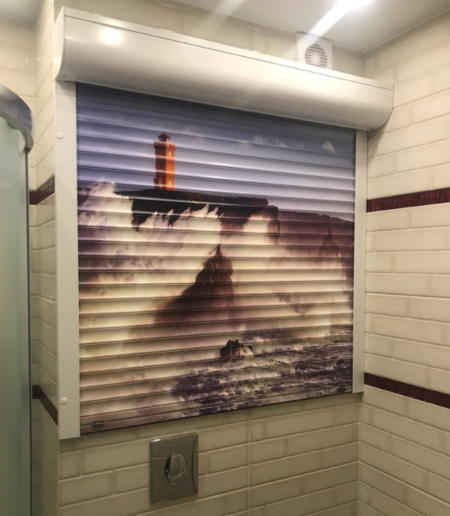 Impression photo sur lamelles de volets roulants dans les toilettes