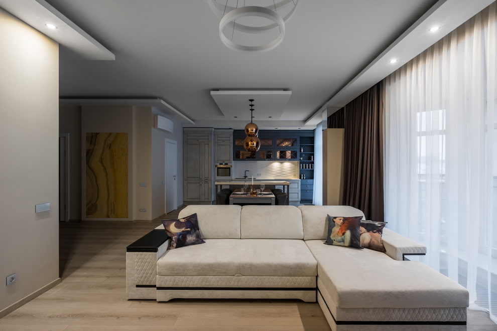 Beyaz tül ile salonda gri tavan