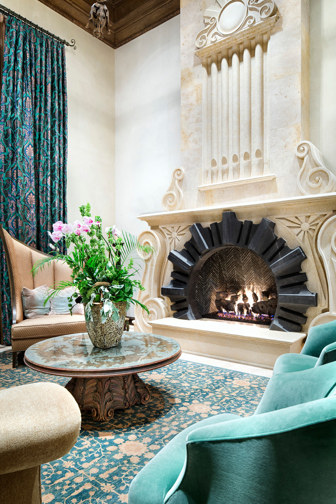 Șemineu real în sufrageria unei case moderne