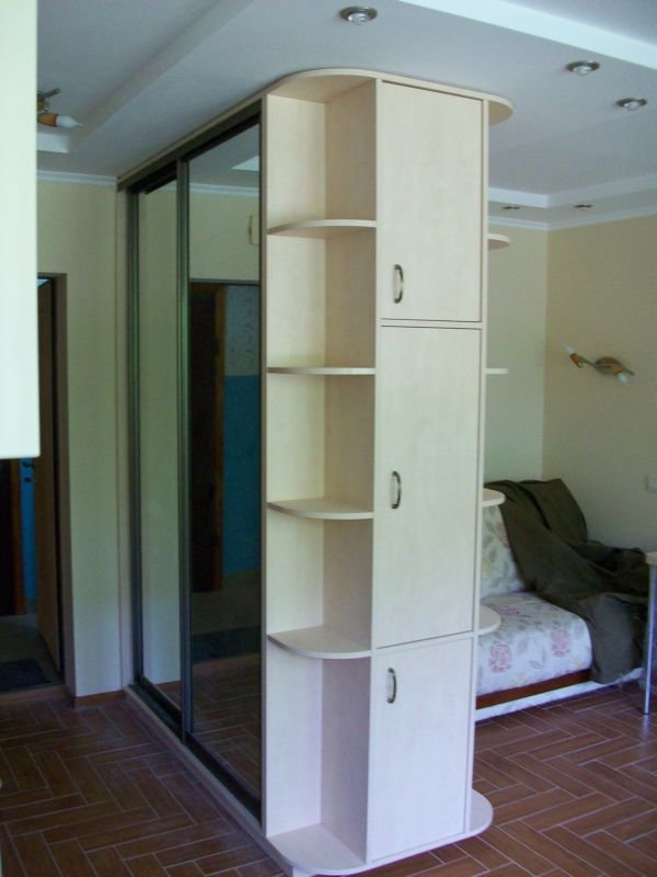 Шкаф за плъзгане от двустранен тип в стая за рисуване на Хрушчов