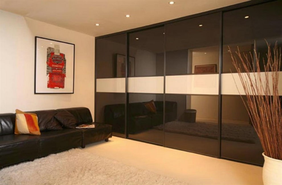 Стъклени врати на вграден килер