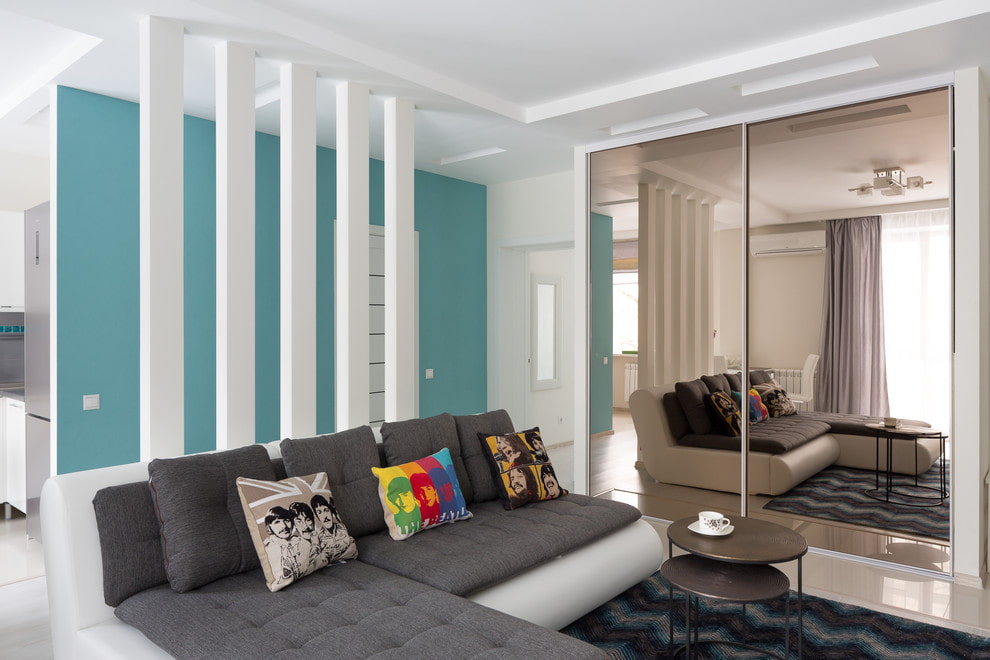 Огледален гардероб в антрето на двустаен апартамент