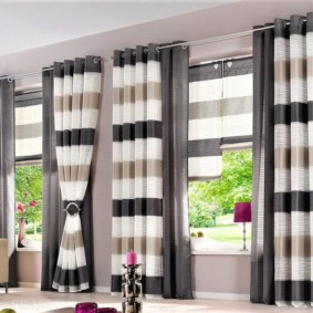 ผ้าม่านบน grommets ในแนวคิดการตกแต่งห้องนั่งเล่น