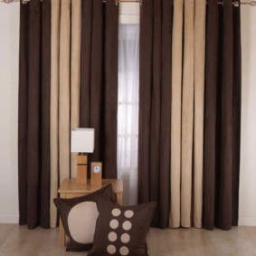 ผ้าม่านบน grommets ในการตกแต่งภายในห้องนั่งเล่น