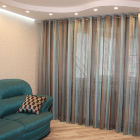 ผ้าม่านบน grommets ในความคิดห้องนั่งเล่น