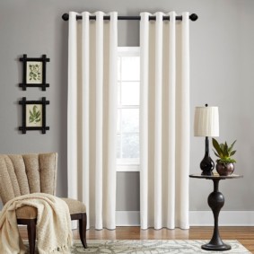 ผ้าม่านบน grommets ในแนวคิดการตกแต่งภายในห้องนั่งเล่น