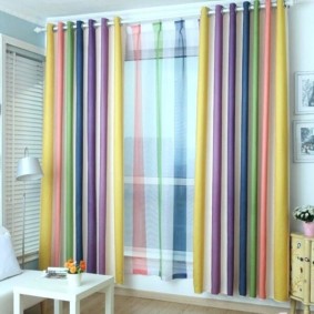 ผ้าม่านบน grommets ในห้องนั่งเล่นความคิดความคิด