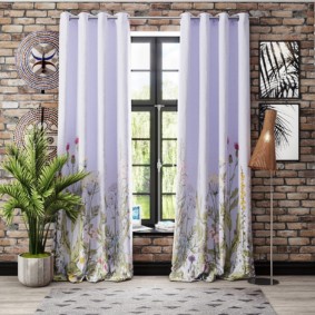 ผ้าม่านบน grommets ในห้องนั่งเล่นความคิดความคิด