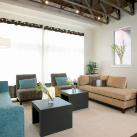 ผ้าม่านบน grommets ในมุมมองความคิดห้องนั่งเล่น