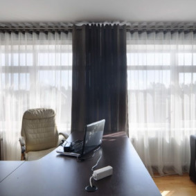 ผ้าม่านบน grommets ในภาพรวมห้องนั่งเล่น