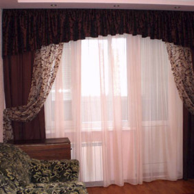 ผ้าม่านบน grommets ในแนวคิดการออกแบบห้องนั่งเล่น